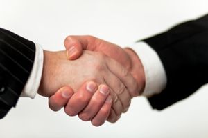 Handshake: Loyalität bei Millennials hoch im Kurs (Foto: pixelio.de, A. Klaus)