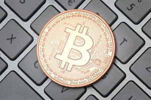 Bitcoin auf Tastatur: Währung mit Rekordwert (Foto: Tim Reckmann, pixelio.de)