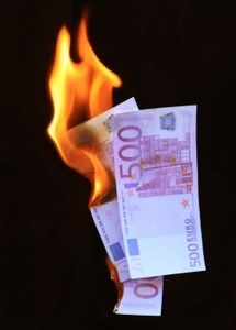 Geldverbrennung: Mitarbeiterfluktuation schlecht (Foto: pixelio.de/Rainer Sturm)
