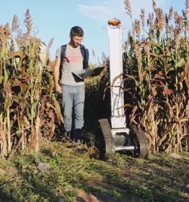 Forscher überwacht innovativen Agrarroboter (Foto: youtube.com, Screenshot)