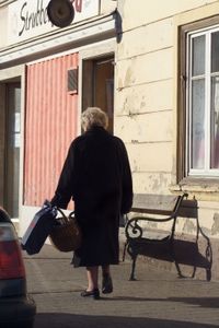 Ältere Frau: Schlaf und Gedächtnis nehmen ab (Foto: pixelio.de, Günter Havlena)