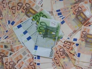 Viel Geld: bringt langfristig aber wenig (Foto: Harald Wanetschka, pixelio.de)