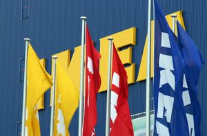 IKEA-Fahnen: Konzern und Zulieferer in der Kritik (Foto: flickr.com/OIMax)