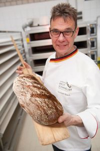 Norbert Büsch und sein Klosterbrot (Foto: Agentur Berns)