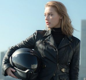 Motorradfahrerin: Neuer Helm hat viele Features (Foto: crosshelmet.com)