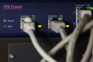 Firewall: Deutschland hinkt bei IT hinterher (Foto: Tim Reckmann, pixelio.de)