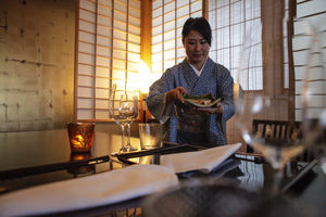 Original Sushi anrichten (Foto: Ryokan Hasenberg)