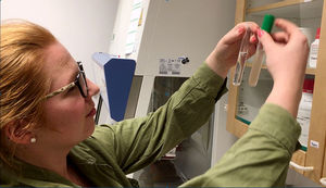 Ottenhall vergleicht rohes und gefiltertes Wasser (Foto: David Callahan, kth.se)