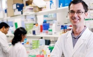 Trent Woodruff in seinem Labor: Hoffnung für ALS-Patienten (Foto: uq.edu.au)