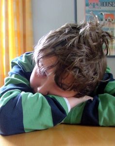 Verschlafener Schüler: zu müde für den Unterricht (Foto: pixelio.de, schemmi)