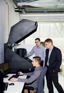 Probenvorbereitung am Nanoindenter (Foto: Katrin Binner, tu-darmstadt.de)