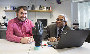 Handschuh: Forscher präsentieren Erfindung (Foto: Nottingham Trent University)