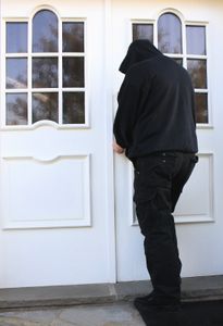 Einbrecher: bewirkt hohen ökologischen Fußabdruck (Foto: pixelio.de, Rike)
