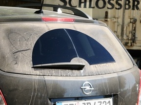 Saharastaub auf dem Auto: auch Organismen dabei (Foto: pixelio.de, E. Kopp)