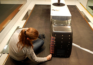 Julie Vernet befestigt einen Plasmaerzeuger an einem Lkw-Modell (Foto: kth.se) Julie Vernet befestigt einen Plasmaerzeuger an einem Lkw-Modell (Foto: kth.se)