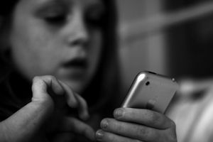 Kind mit Handy: Viele bekamen In-App-Rechnungen (Foto: flickr.com/anthony kelly)