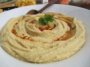 Hummus: Speise aus Erbsen liegt im Trend (Foto: pixelio.de/Olga Meier-Sander)
