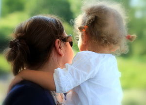 Frau mit Kind: Auswirkungen auf Gehalt sind deutlich (Foto: Souza/pixelio.de)