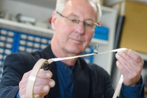 Uwe Hartmann zeigt sein flexibles Sensor-Kabel (Foto: Oliver Dietze)