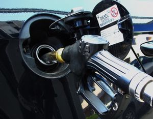 Diesel tanken: Viele Deutsche nicht abgeneigt (Foto: pixelio.de, Rainer Sturm)