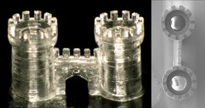 Winzige Details einer Glas-Burg aus dem 3D-Drucker (Foto: kit.edu)