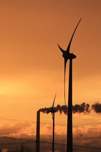 Windräder statt Schlote: Energiewende kommt an (Foto: pixelio.de, Uwe Schlick)