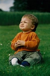 Kind auf der Wiese: Hier gibt es keine Vorurteile (Foto: Pierroa, pixelio.de)