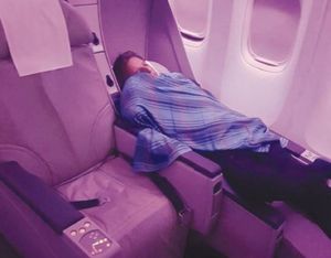 Schlafender Pilot: gab leichtsinnig das Kommando ab (Foto: twitter.com/kamil)
