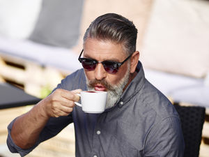 Mann genießt Kaffee (Foto: Melitta/Studio Hirschmeier)