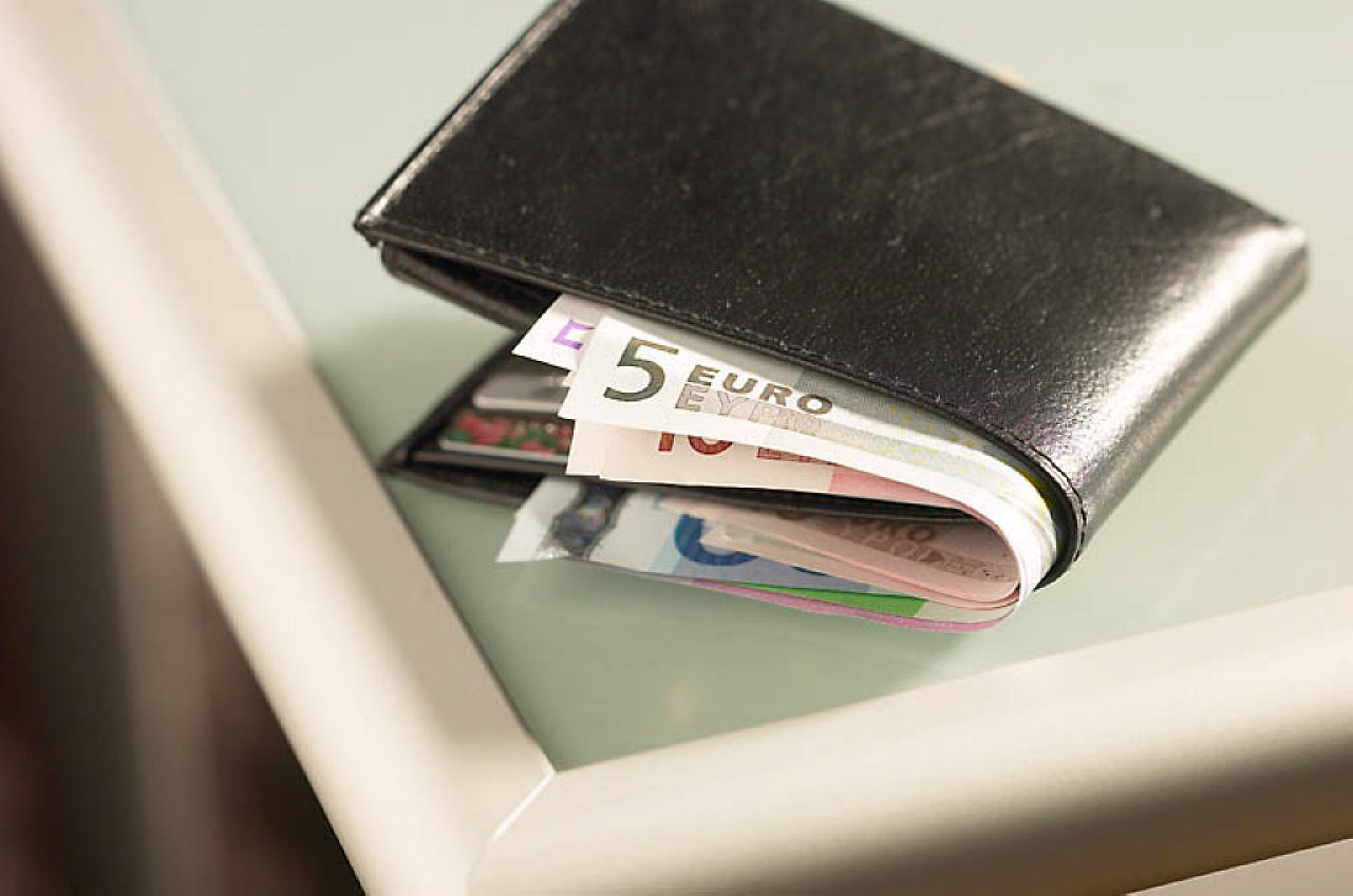 I have my wallet. My wallet.