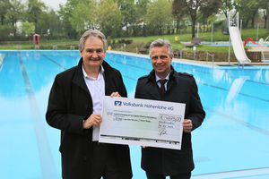 Symbolische Scheckübergabe im Freibad Langenburg (Foto: ebm-papst)