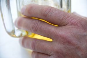 Griff zum Glas Alkohol: Wirkung weiter erforscht (Foto: pixelio.de/A. Reinkober) Griff zum Glas Alkohol: Wirkung weiter erforscht (Foto: pixelio.de/A. Reinkober)