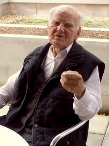 Senior: Schmerzbehandlung nicht optimal (Foto: pixelio.de, moni.sertel)