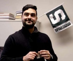 Nelson Sepulveda: Seine Fahne im Hintergrund musiziert (Foto: msu.edu)