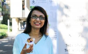 Ernährungswissenschaftlerin Gunness mit einem gesunden Muffin (Foto: uq.edu.au)