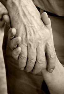 Alte und junge Hand: Alzheimer bleibt in Familie (Foto: pixelio.de/Helene Souza)