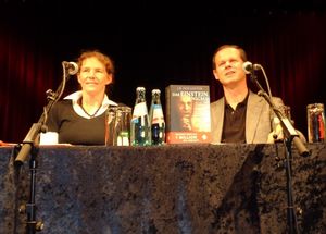 Verlegerin und Autor bei einer Lesung in Leipzig (Foto: Florbela dos Santos)