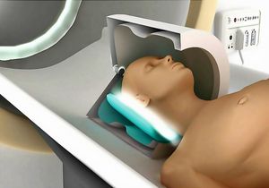 Patient in der Röhre: Metamaterial-Matte macht MRT schneller (Bild: ITMO)