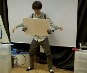 Hände frei: Das sieht im Stehen jedoch eher komisch aus (Foto: inamilab.org)