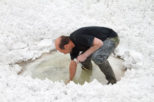 Dimitry Sorokin bei der Entnahme von Proben in Sibirien (Foto: Dimitry Sorokin)
