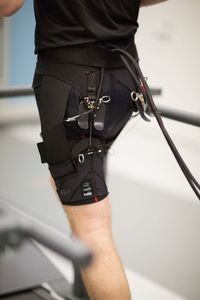Exosuit im Einsatz: Er erhöht die Leistung signifikant (Foto: wyss.harvard.edu)