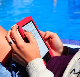 Am Pool online: Viele schalten nicht mehr ab (Foto: pixelio.de/Julien Christ)