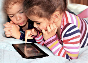 Kinder mit Tablet: Nur richtige Apps sinnvoll (Foto: Helene Souza, pixelio.de)
