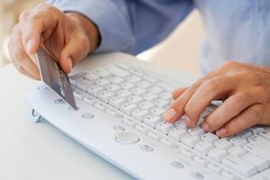 PC-Nutzer beim Online-Spenden (Foto: http://flickr.com/HM Revenue & Customs)