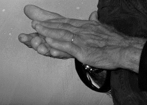 Hände: Beweglichkeit nimmt mit dem Alter ab (Foto: pixelio.de, sokaeiko)