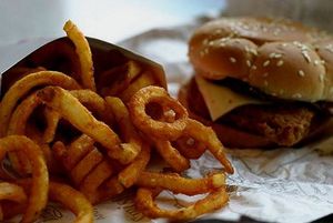Fast Food: Was Menschen essen, kann sie krank machen (Foto: flickr.com/ebruli)