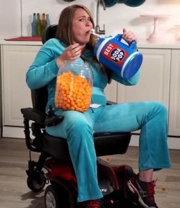 Frau im E-Rolli: ungesunde Ernährung im Zuma-Video (Foto: youtube.com)