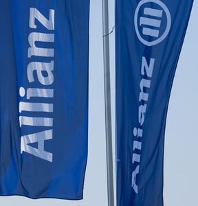 Allianz-Fahnen: Unternehmen stellt sich neu auf (Foto: allianz.de)