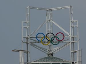 Olympische Ringe: Sexismus gegen Athletinnen (Foto: Dieter Schütz, pixelio.de)