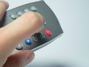 Fernbedienung: Konsumenten schalten Pay-TV ab (Foto: Urs Mücke/pixelio.de)
